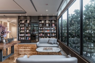 「銳宇GTI」一樓公設為複合式空間，是圖書室也是咖啡館，整面書牆均由蔦屋選書